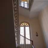 I gradini conducono al vano scala nel quale si aprono delle finestre ad arco con lunette ornate
